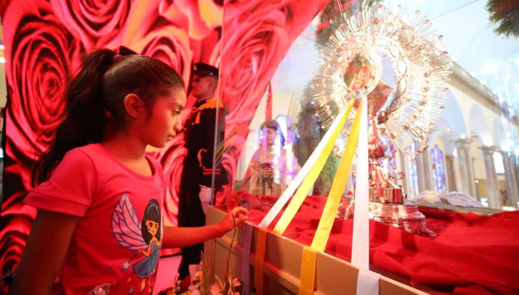 Feligreses se agolpan en la Basílica para honrar a la Virgen de Suyapa