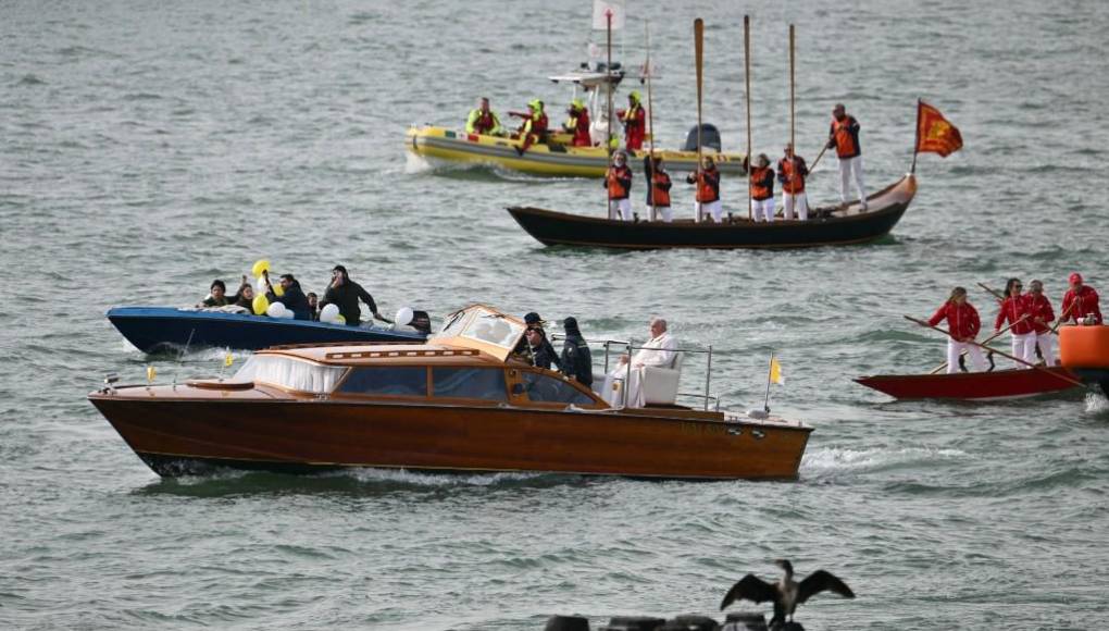 Así fue la multitudinaria misa del papa Francisco en Venecia