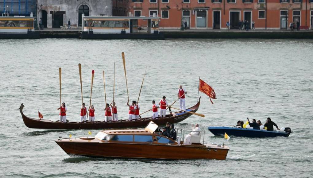 Así fue la multitudinaria misa del papa Francisco en Venecia