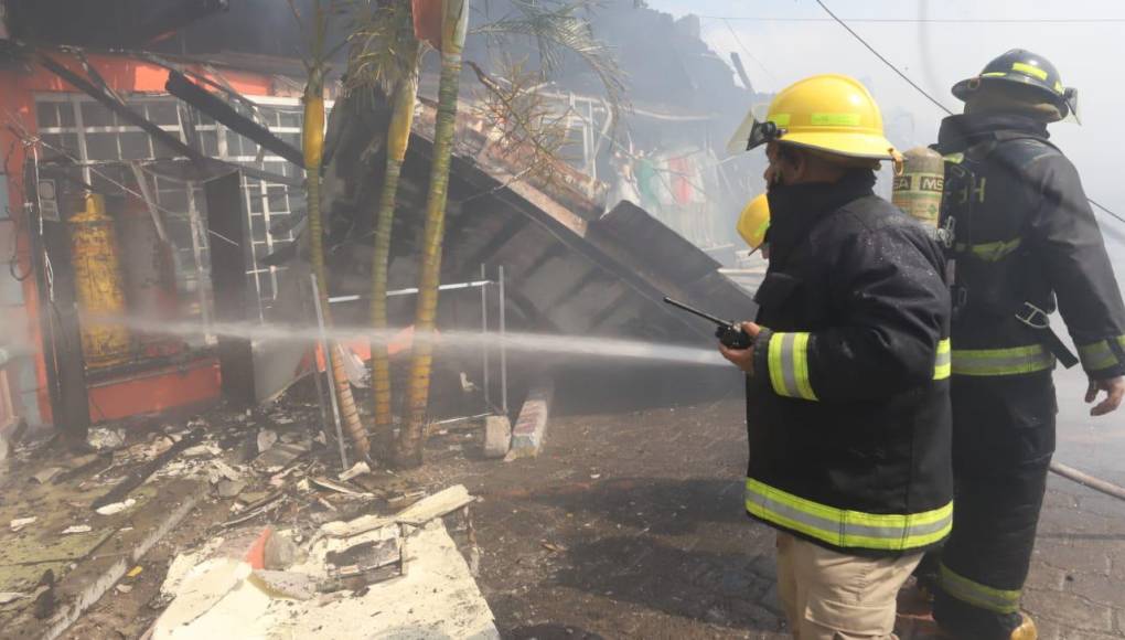 Por aire y tierra luchan para apagar voraz incendio en la capital