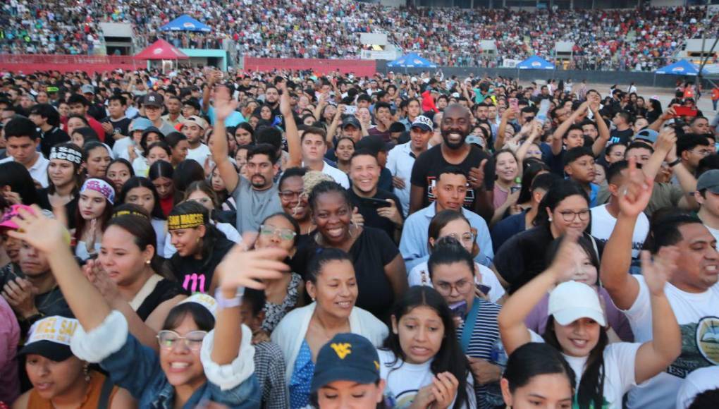 Evangélicos reciben la Semana Santa con masivo concierto en la capital