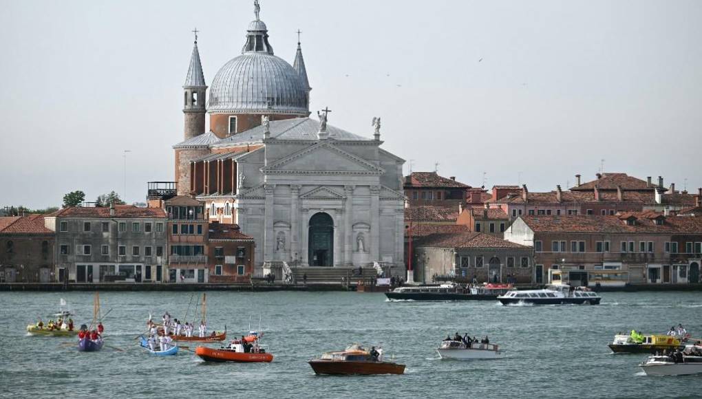 Así fue la multitudinaria misa del papa Francisco en Venecia