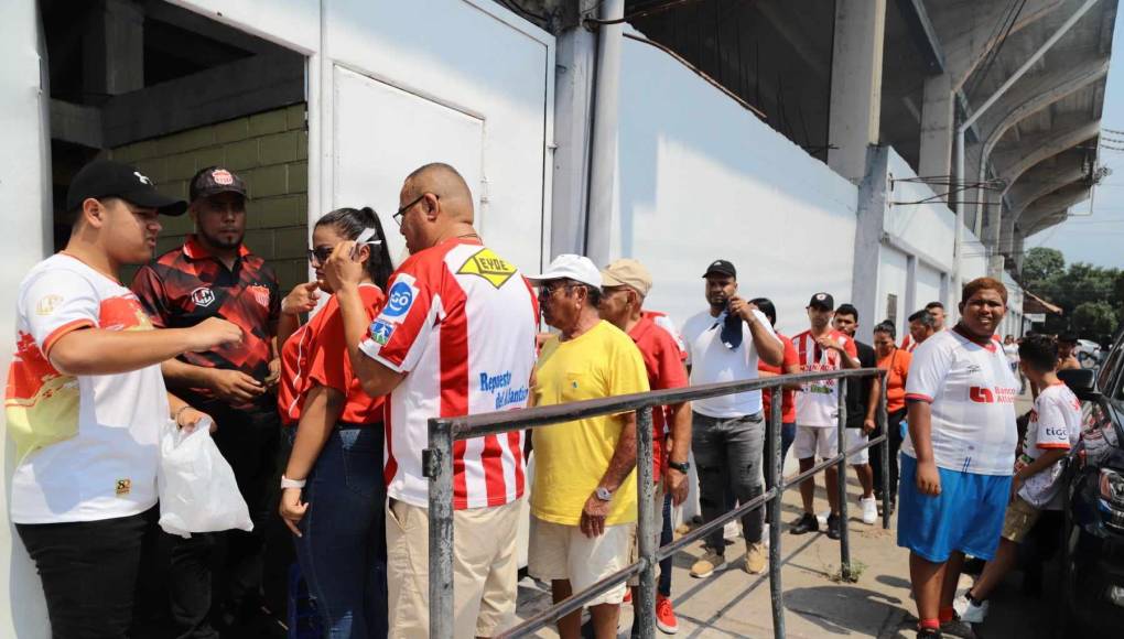 Ambientazo en La Ceiba: Las bellas chicas, la locura de un aficionado y ¿qué pasó con Chilo?