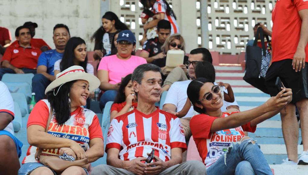 Ambientazo en La Ceiba: Las bellas chicas, la locura de un aficionado y ¿qué pasó con Chilo?