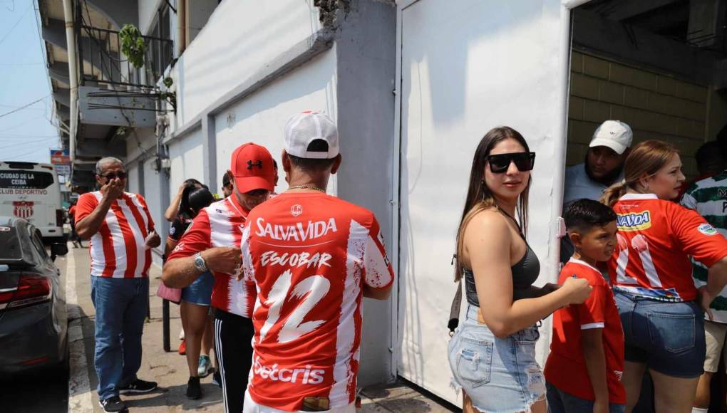 Ambientazo en La Ceiba: Las bellas chicas, la locura de un aficionado y ¿qué pasó con Chilo?