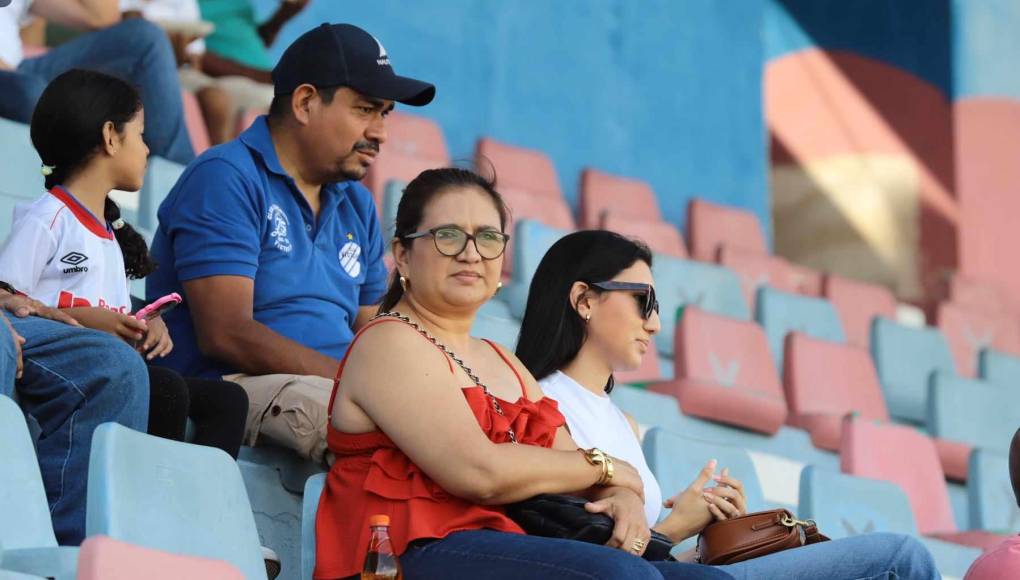 Bellezas y ambiente en el Victoria vs Olimpia en el Estadio Ceibeño