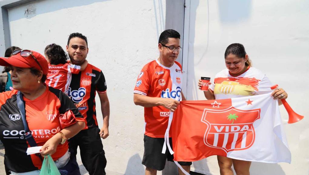 Ambientazo en La Ceiba: Las bellas chicas, la locura de un aficionado y ¿qué pasó con Chilo?