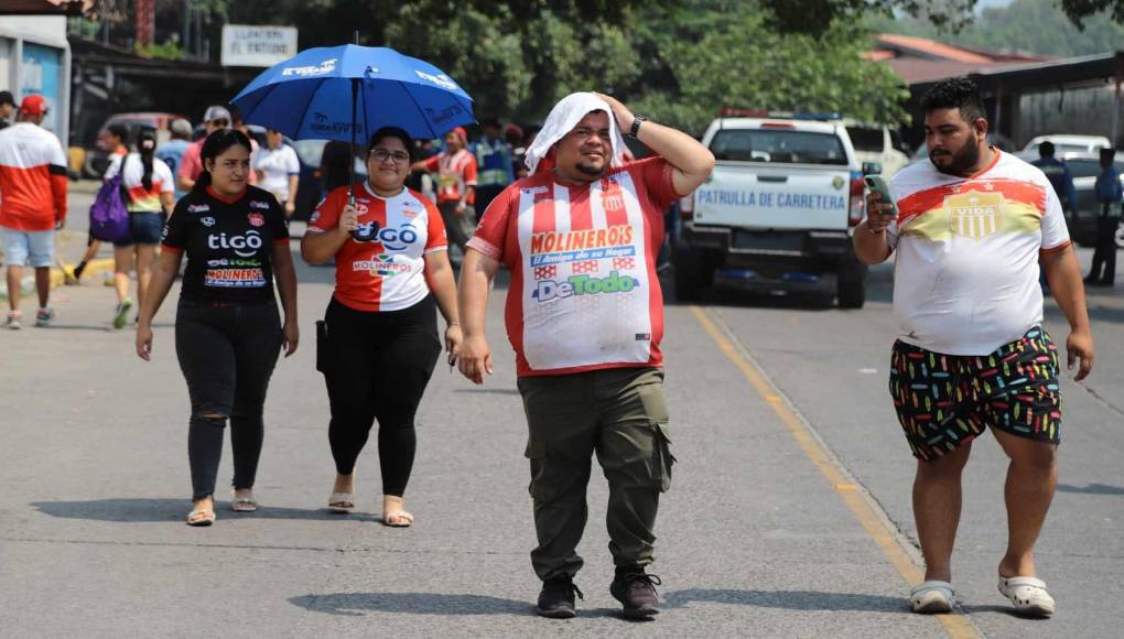 Ambientazo en La Ceiba: Las bellas chicas, la locura de un aficionado y ¿qué pasó con Chilo?