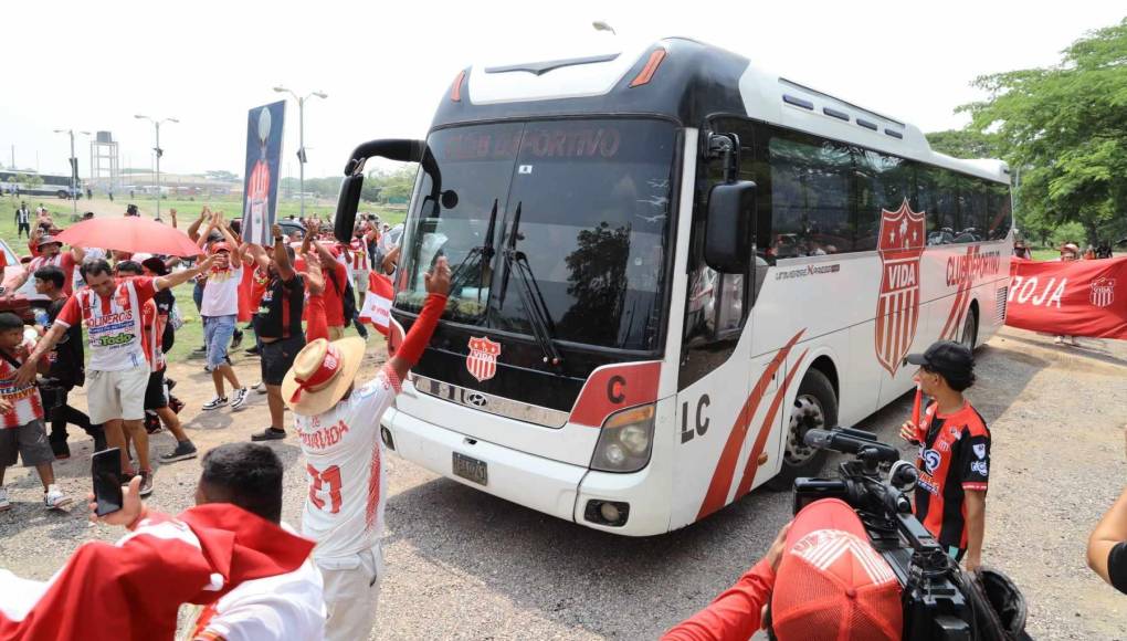 La Marea Roja armó un ambientazo en Choluteca para no dejar solo a su amado Vida