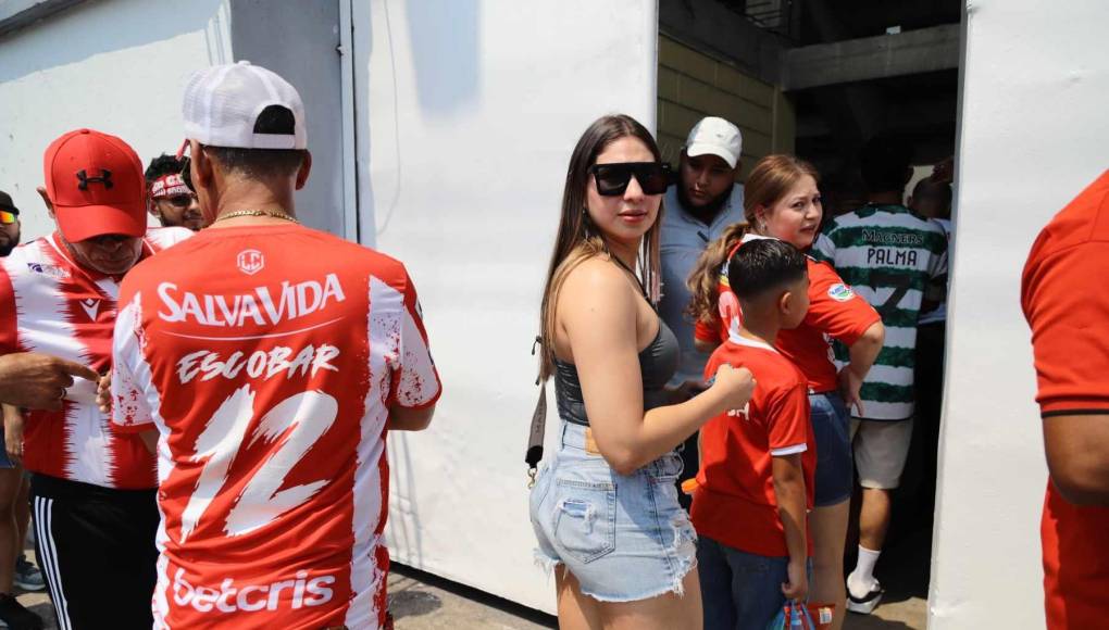 Ambientazo en La Ceiba: Las bellas chicas, la locura de un aficionado y ¿qué pasó con Chilo?