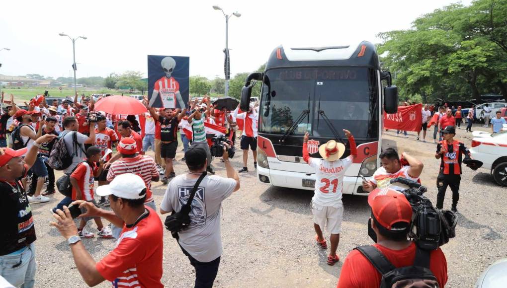 La Marea Roja armó un ambientazo en Choluteca para no dejar solo a su amado Vida