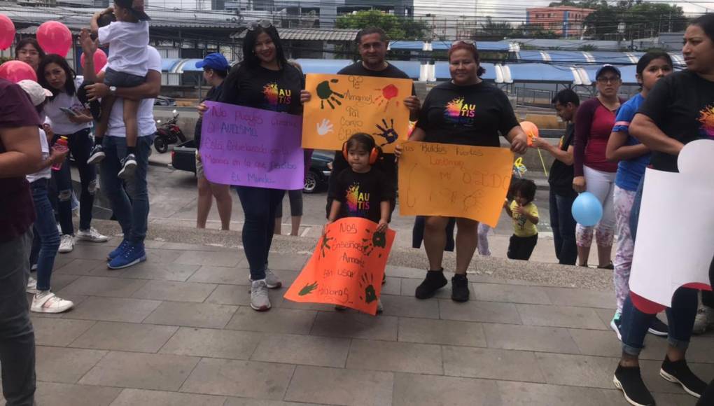 Marchan por la concientización sobre el autismo en la capital