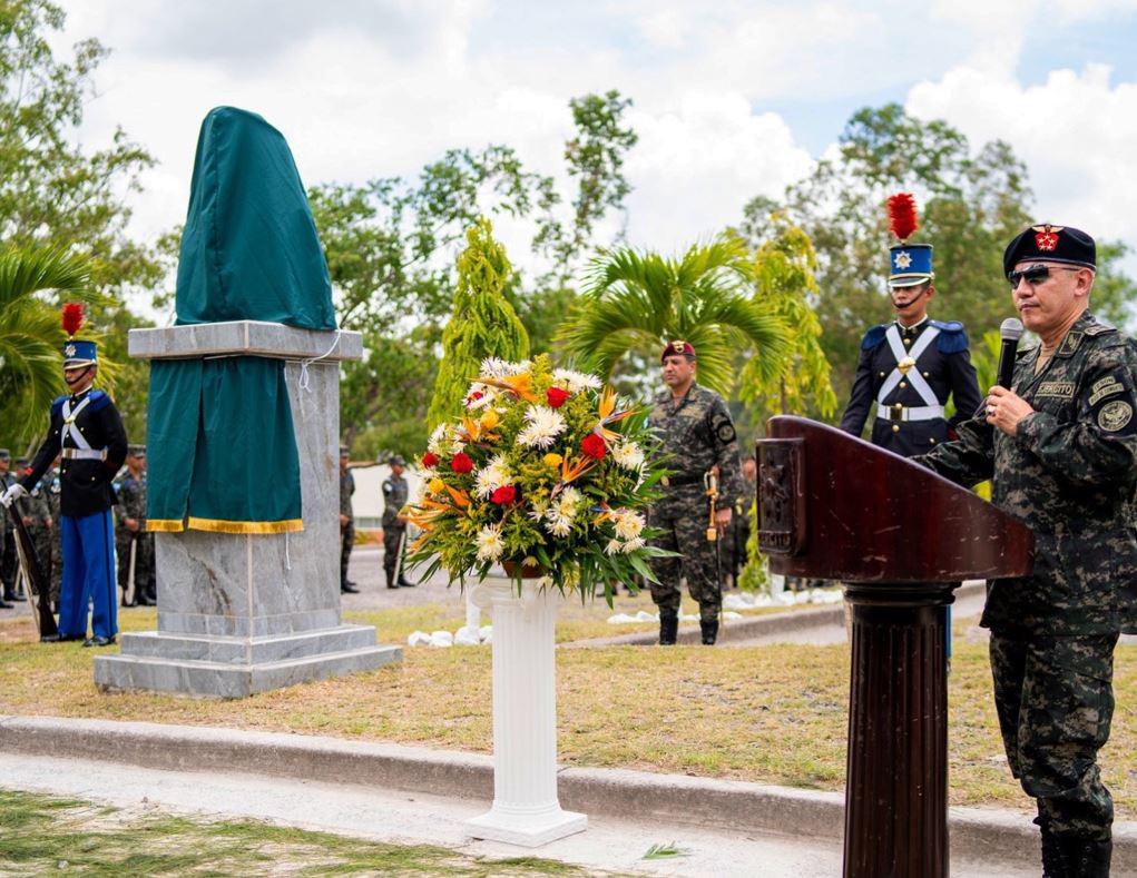 Develan busto en honor al zar antidrogas Julián Arístides González