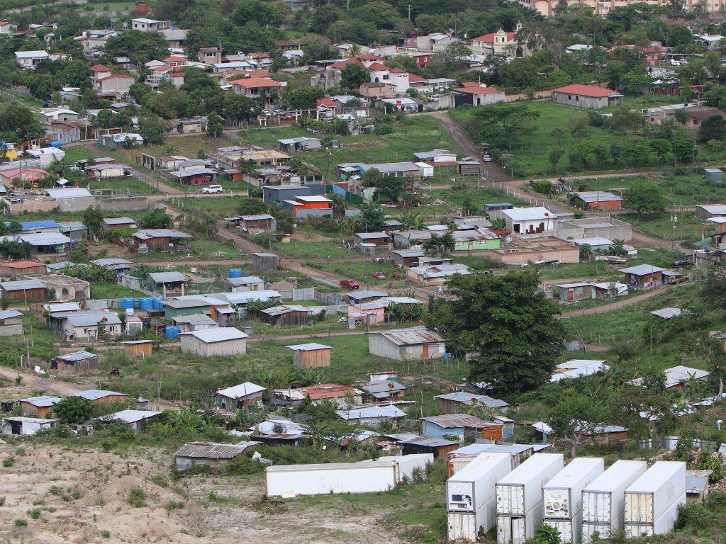 $!En la zona hay un desorden entre contenedores, casas en construcción y asentamientos con edificaciones de madera y lámina, pese a que se han invertido más de 280 millones de lempiras.