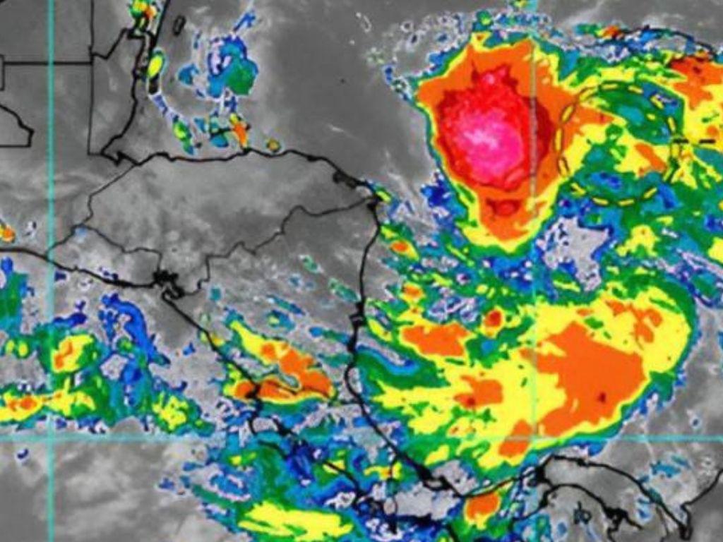 Tormenta Sara ya se hace sentir en Honduras con fuertes lluvias e inundaciones