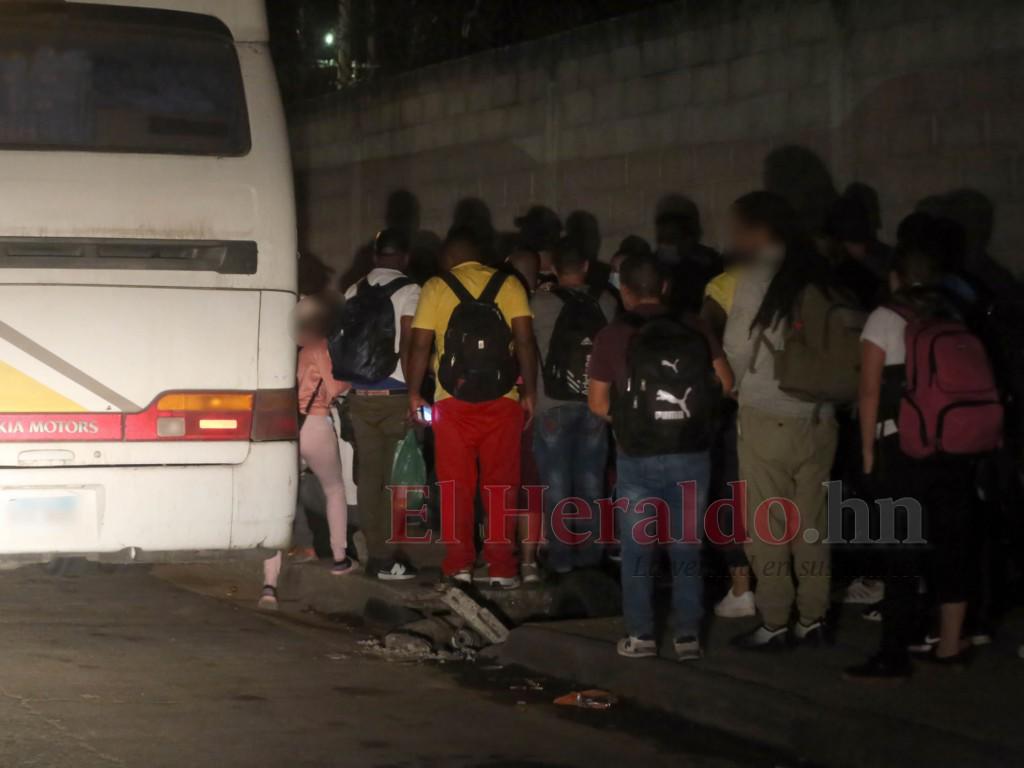 $!Desde las estaciones de buses en Comayagüela salen todas las noches unidades llenas exclusivamente de migrantes.