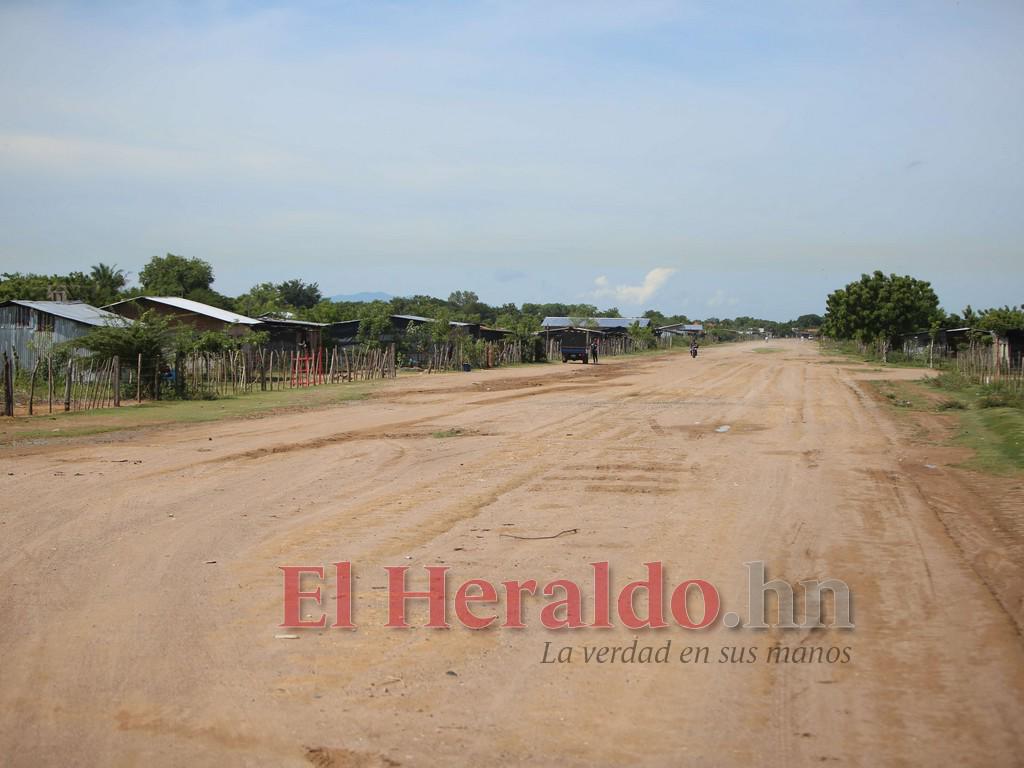 $!La pista de aterrizaje se extingue entre covachas de plástico y cercos de madera.