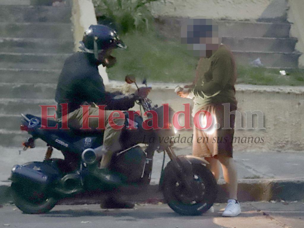 $!Mientras el infiltrado cuenta el dinero para pagar por el pedido, el delivery sacó un sombre blanco que en su interior contenía el paquete solicitado de droga.