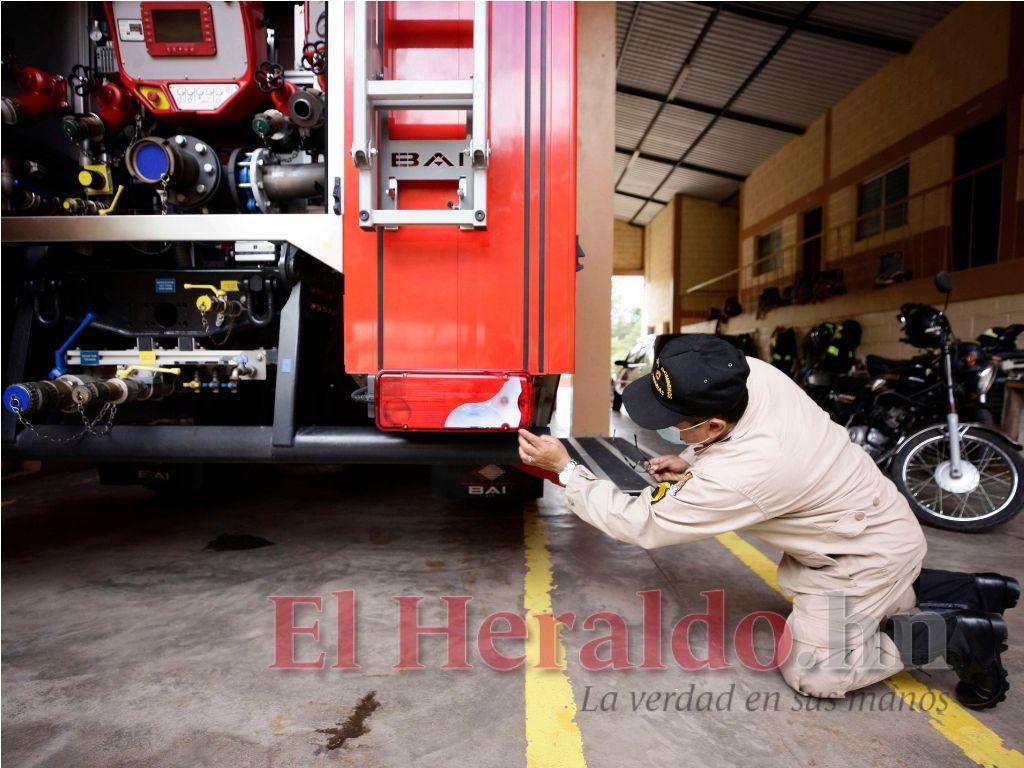 $!Un bombero muestra los golpes que han tenido por fallas de frenos.