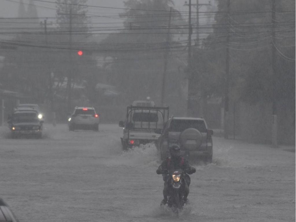 Tormenta Sara ya se hace sentir en Honduras con fuertes lluvias e inundaciones