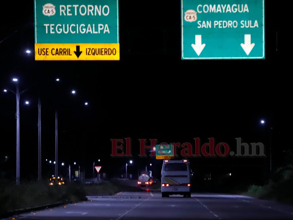 $!Casi a las 9.00 de la noche partió el bus lleno de migrantes con ruta hacia el norte de Honduras.