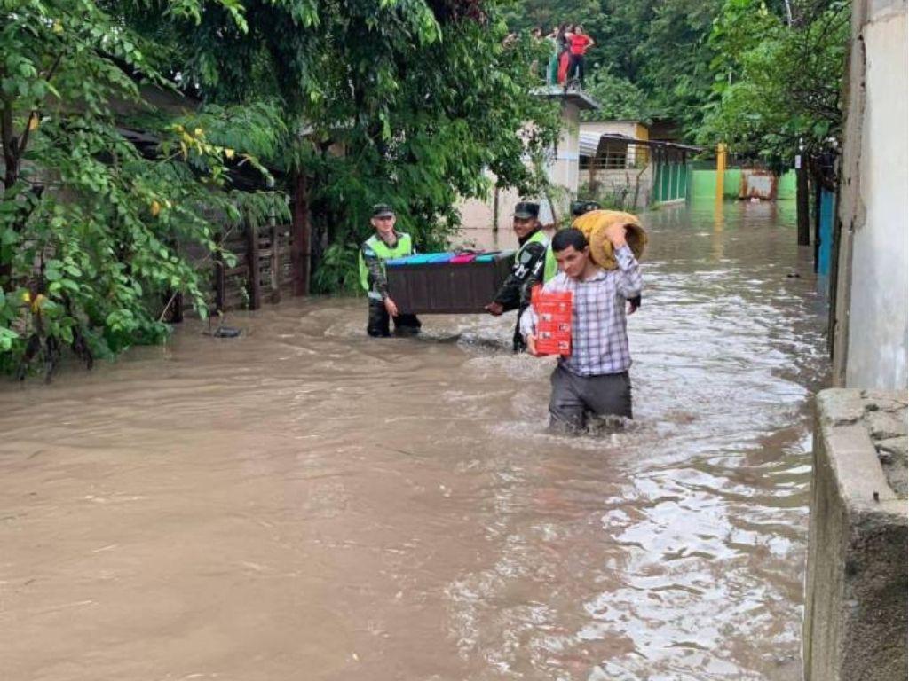 Tormenta Sara ya se hace sentir en Honduras con fuertes lluvias e inundaciones