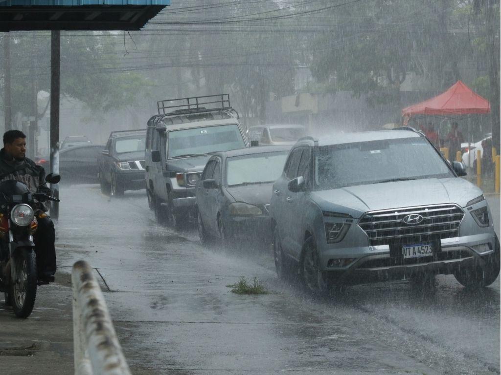 Tormenta Sara ya se hace sentir en Honduras con fuertes lluvias e inundaciones