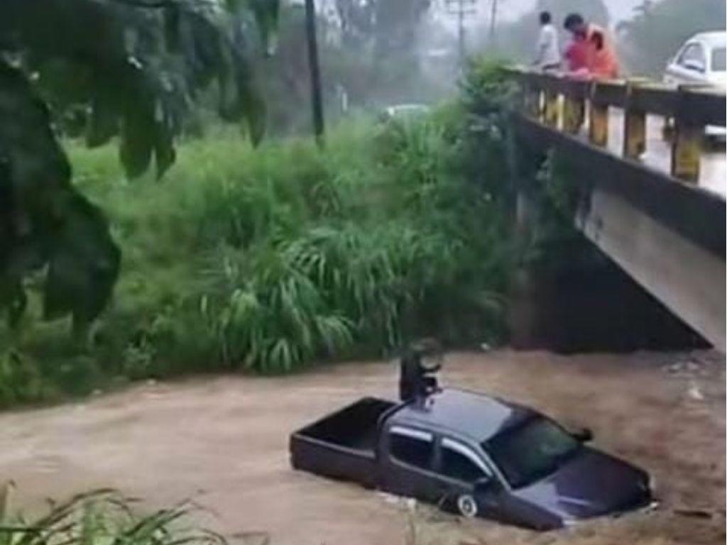 Tormenta Sara ya se hace sentir en Honduras con fuertes lluvias e inundaciones