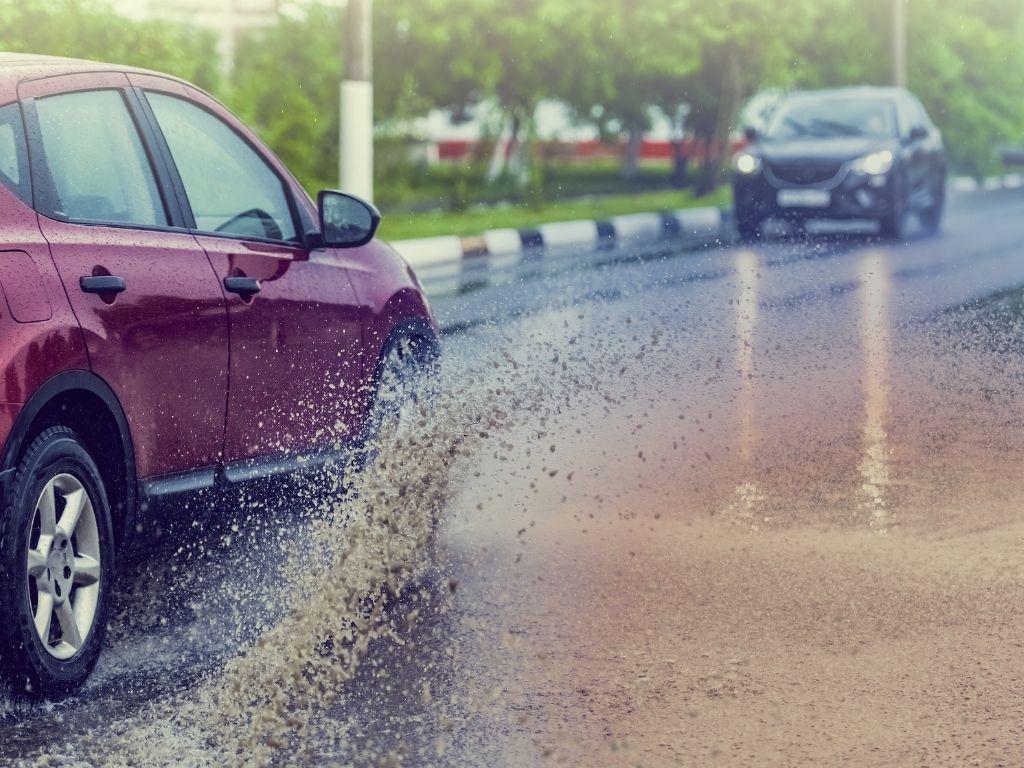 Cuidado con la pintura blanca y otros consejos imprescindibles para  conducir con lluvia