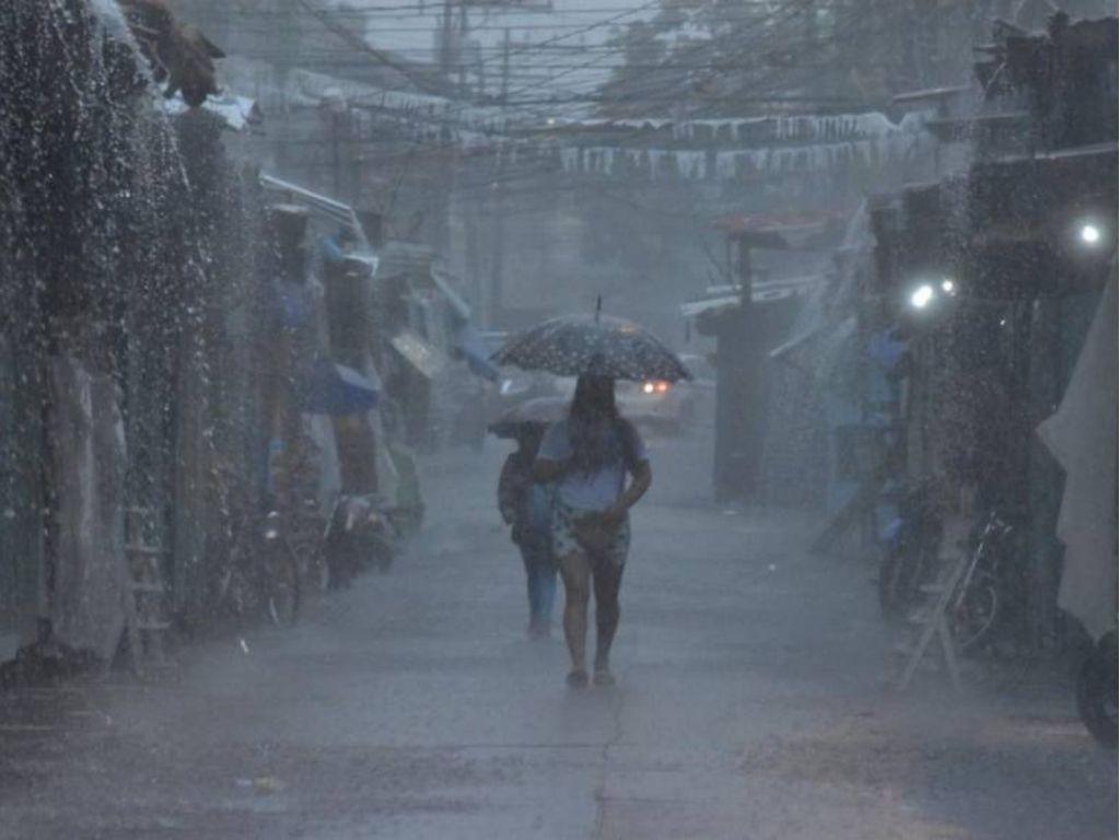 Tormenta Sara ya se hace sentir en Honduras con fuertes lluvias e inundaciones