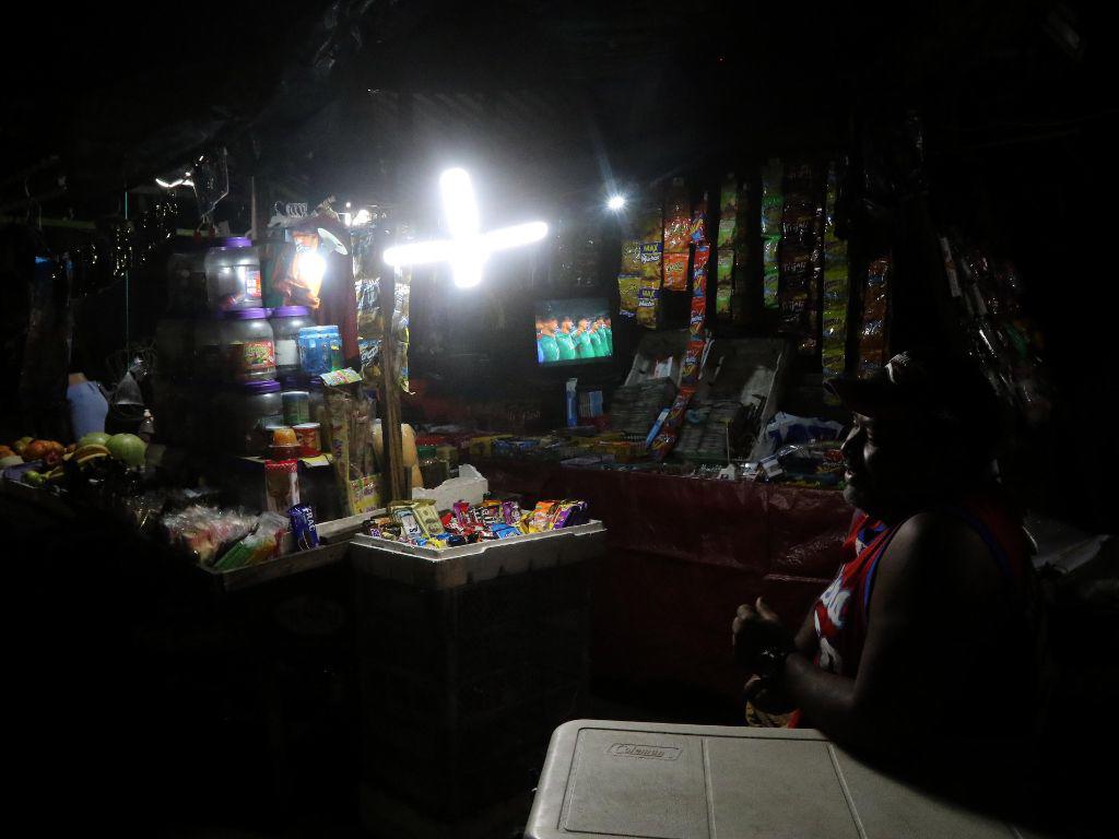 $!Hay negocios que trabajan toda la noche y necesitan de energía para poder sobrevivir.