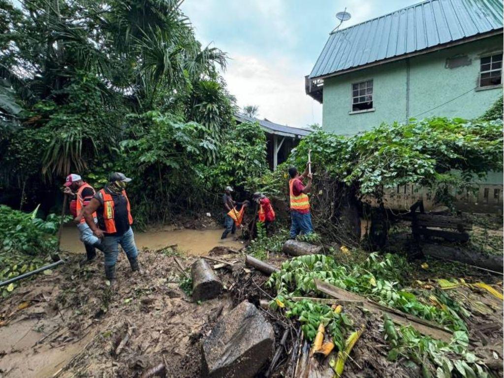 Tormenta Sara ya se hace sentir en Honduras con fuertes lluvias e inundaciones