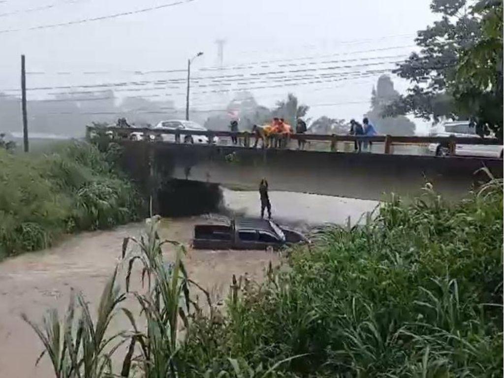 Tormenta Sara ya se hace sentir en Honduras con fuertes lluvias e inundaciones