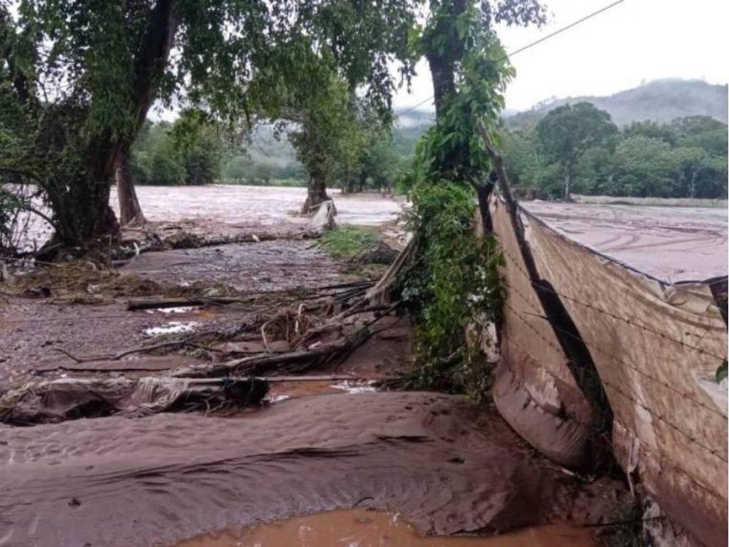 Tormenta Sara ya se hace sentir en Honduras con fuertes lluvias e inundaciones