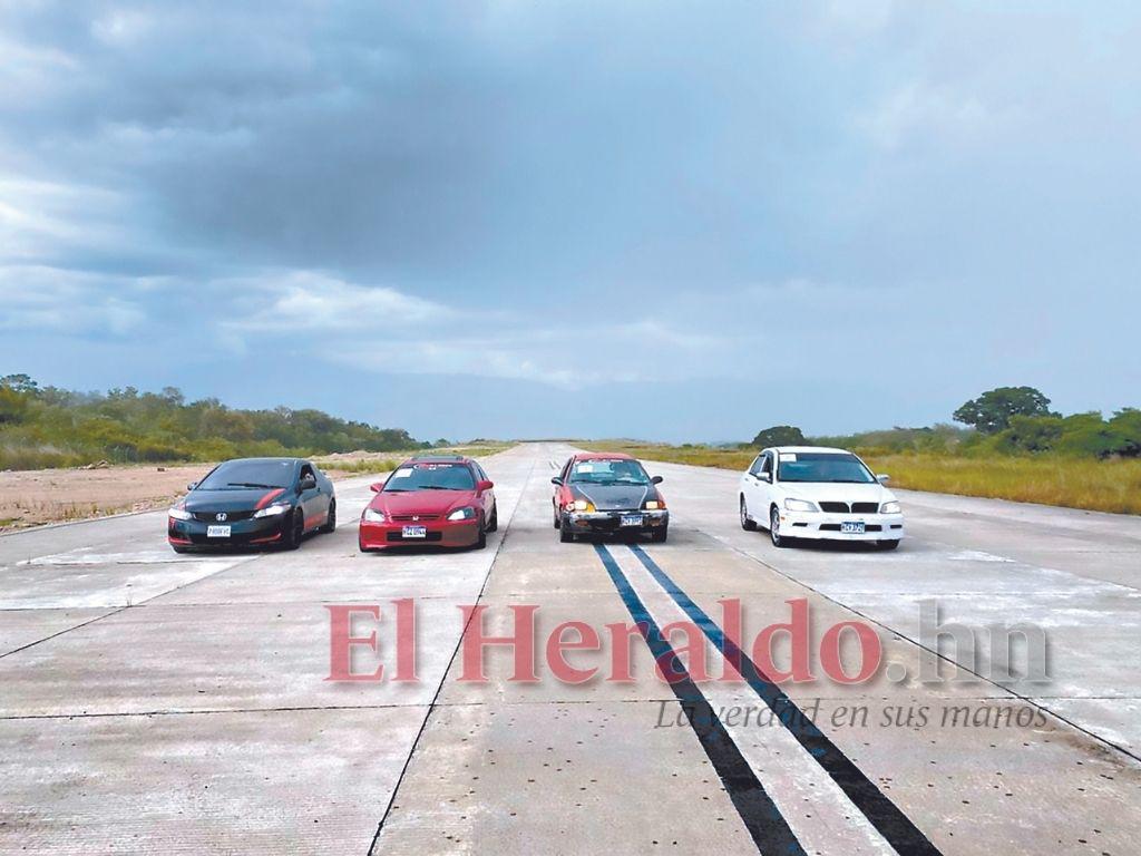 $!No son las huellas del frenado de los aviones que están marcadas en el aeródromo de Choluteca, sino las llantas de los carros que llegan a las competencias