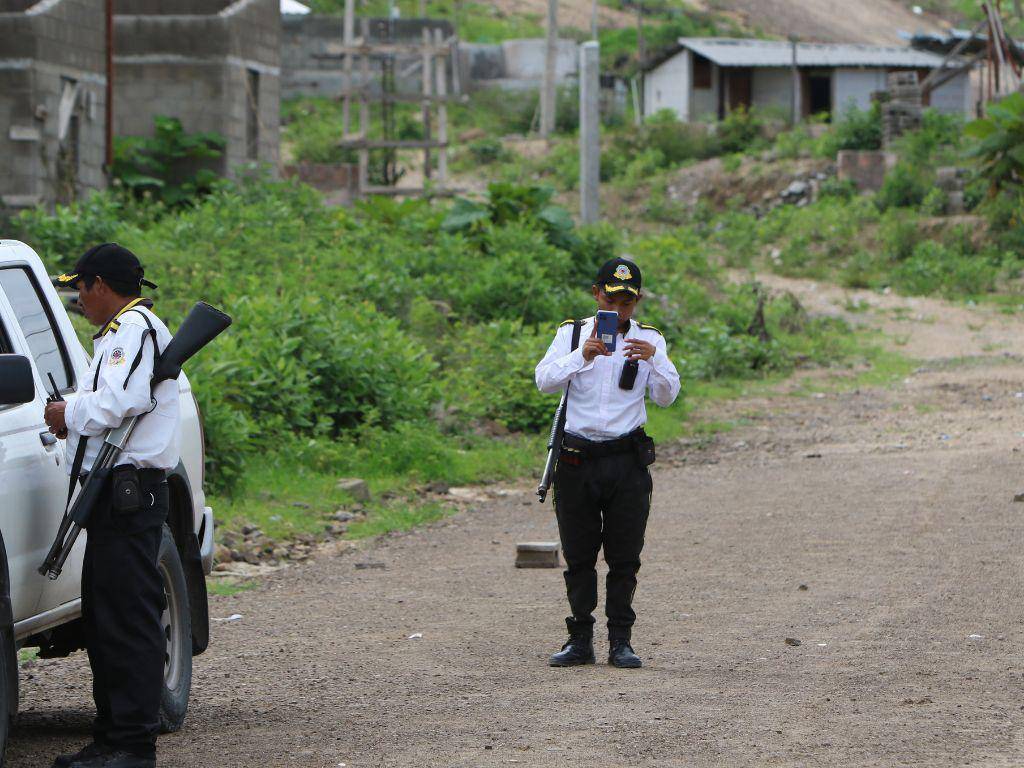 $!Los guardias de seguridad que le tomaron fotografías al equipo periodístico de la Unidad Investigativa de EL HERALDO Plus solo estarán hasta el 15 de junio, porque la UCP esta por desaparecer.