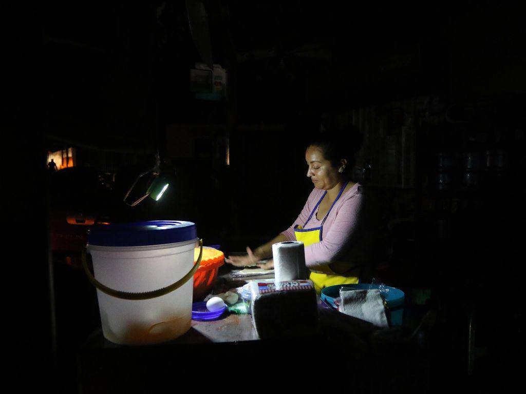 $!De noche todos los gatos son pardos y sin luz es más peligroso, expresó una venderora de baleadas, en referencia a que cualquier desconocido puede aparecer.