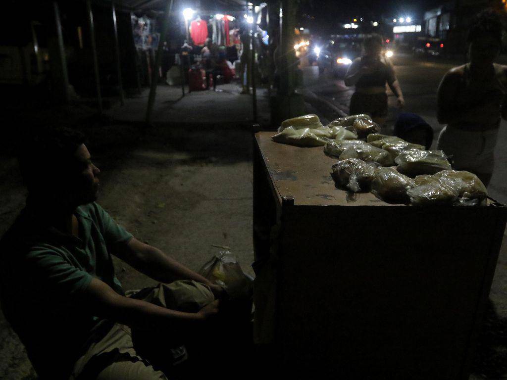 $!Personas luchadoras como Gabriela y Jorge están perdiendo ingresos porque cuando se va la energía eléctrica dejan de vender sus productos de elote.