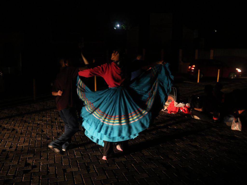 $!Los jóvenes artistas del Grupo Folklórico Guaymuras ensayan casi en la calle y con las luces de un carro encendido, porque cierran el parque ante la falta de energía.