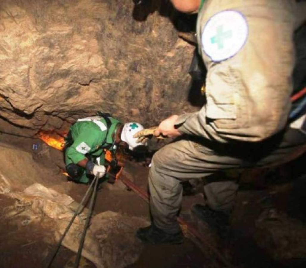 Forenses recolectan información de mineros para posibles autopsias