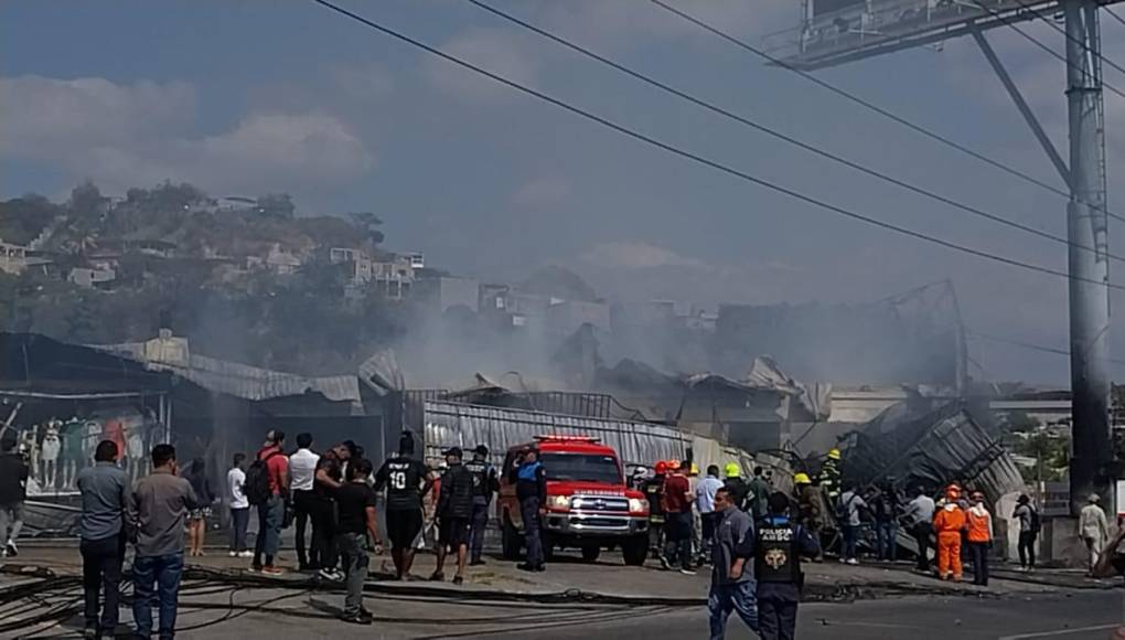 Por aire y tierra luchan para apagar voraz incendio en la capital