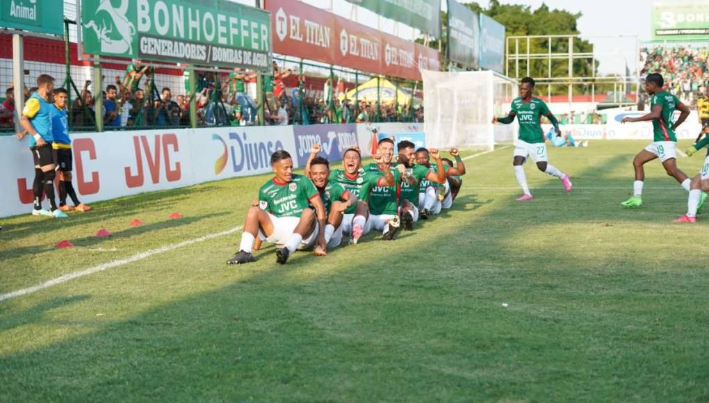 Bellas chicas, infiltrados y compañera de jugador de Marathón se roba las miradas en el clásico