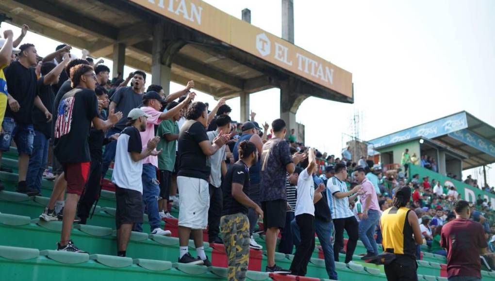 Bellas chicas, infiltrados y compañera de jugador de Marathón se roba las miradas en el clásico