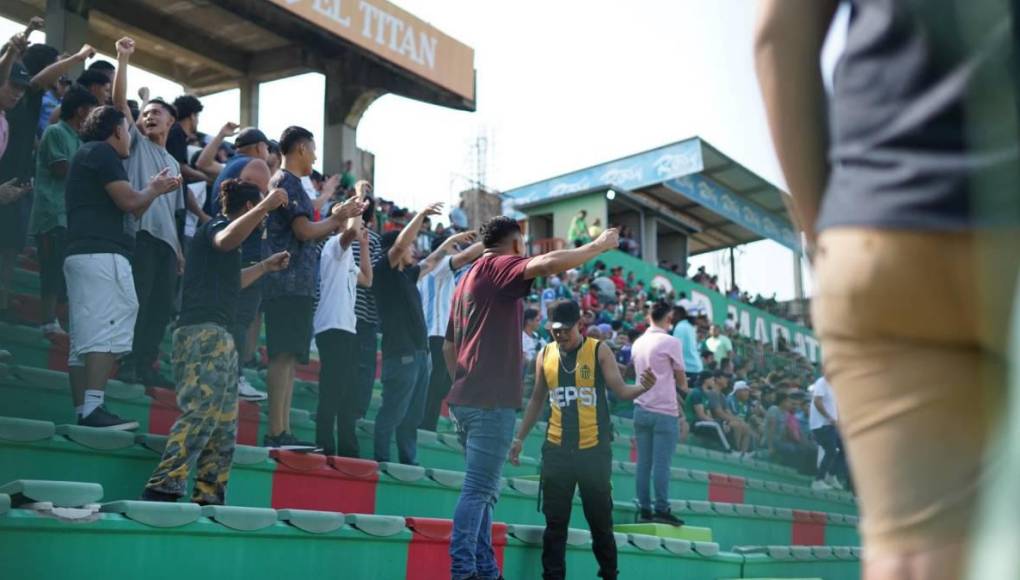 Bellas chicas, infiltrados y compañera de jugador de Marathón se roba las miradas en el clásico