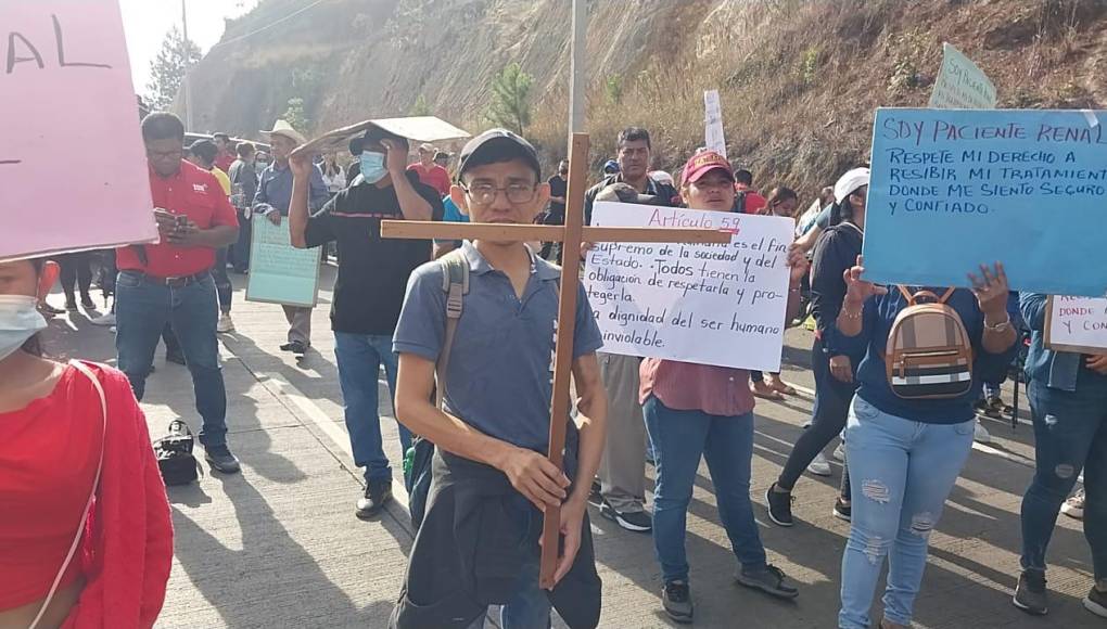 Largas filas en El Durazno por protesta de pacientes renales