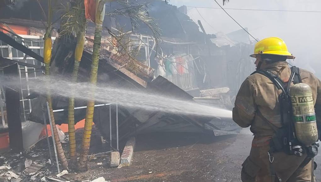 Por aire y tierra luchan para apagar voraz incendio en la capital