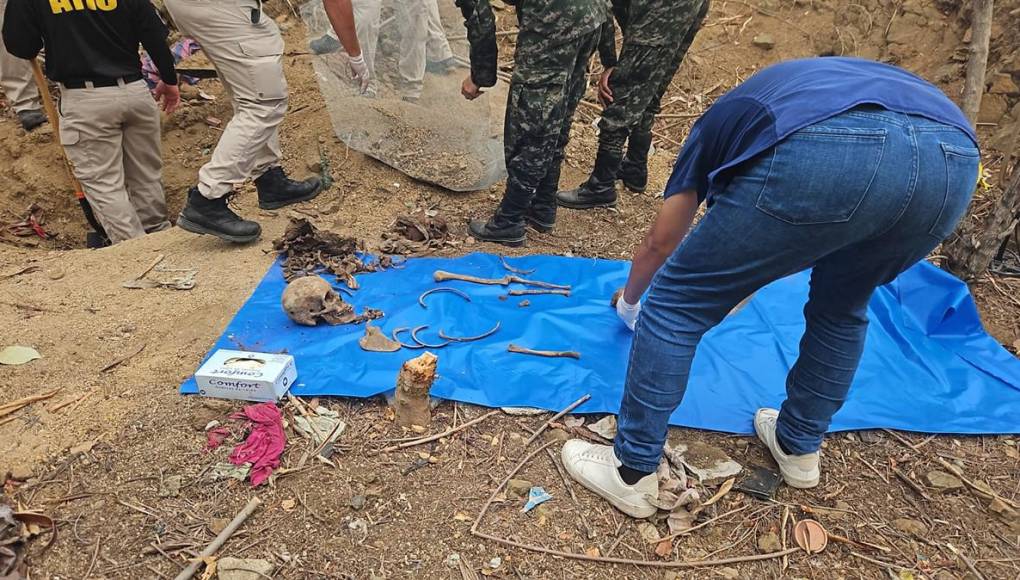 Hallan dos osamentas más en cementerio clandestino en Lomas del Carmen