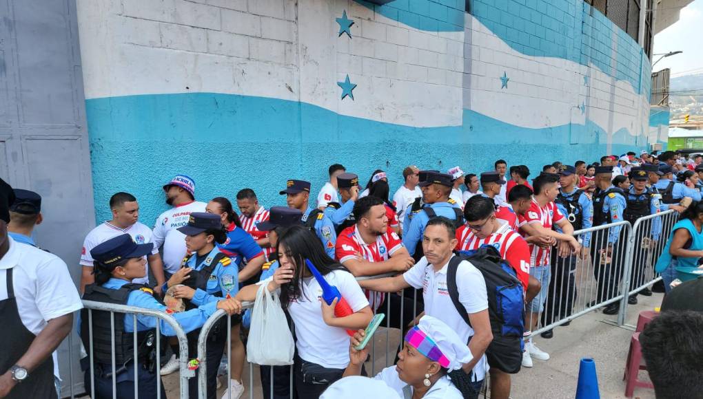 Olimpia-Marathón: La Policía Nacional blinda el Chelato Uclés y los primeros hinchas