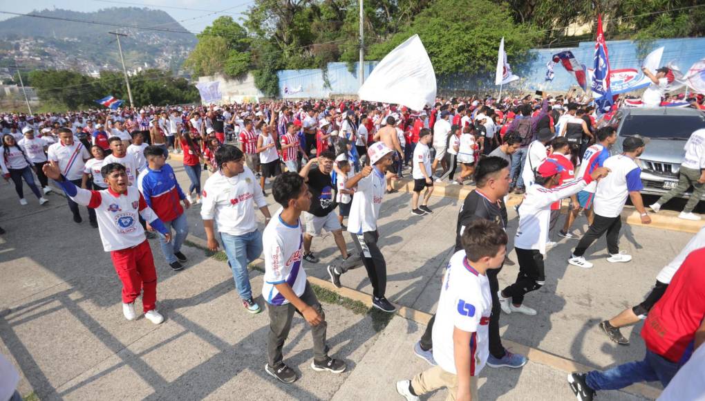 La majestuosa llegada de la Ultra Fiel para final de ida de Olimpia ante Marathón