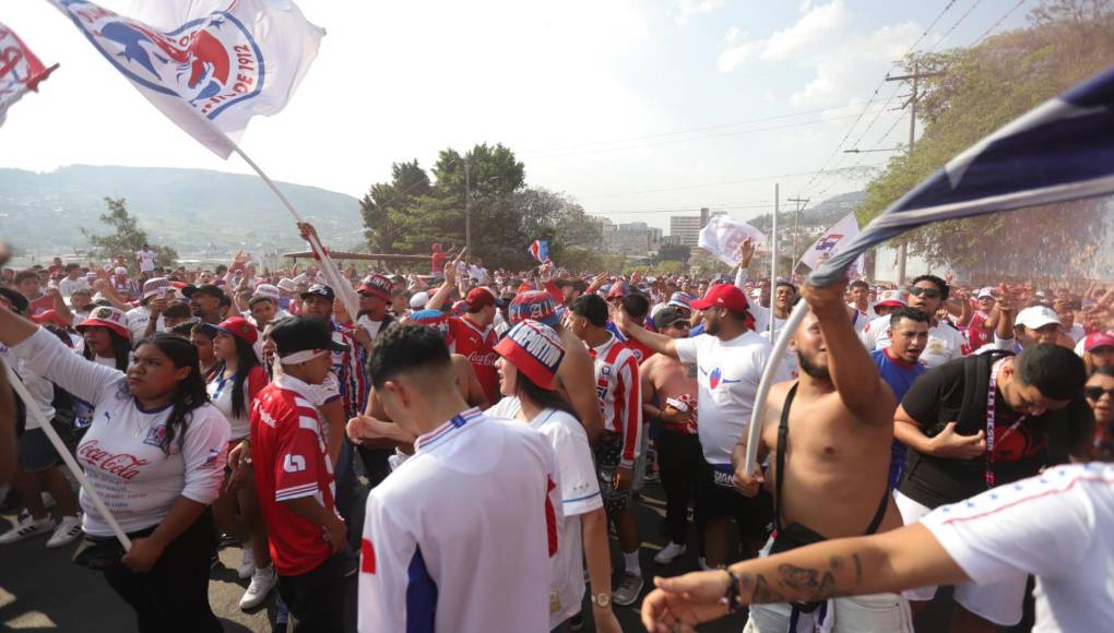 La majestuosa llegada de la Ultra Fiel para final de ida de Olimpia ante Marathón